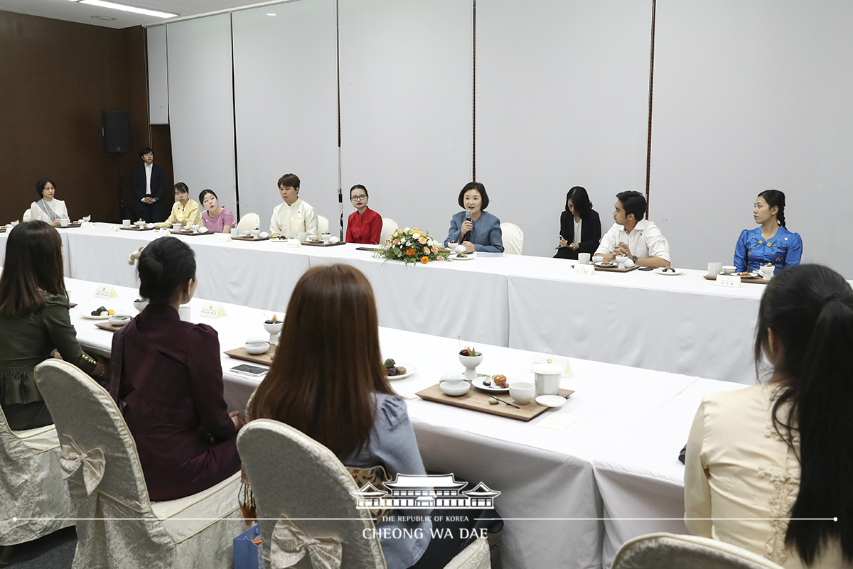 First Lady Kim Jung-sookparticipatinginameetingwithforeignstudentsfromthreeASEANnations–Thailand,MyanmarandLaos–attheASEANCultureHouseinBusan