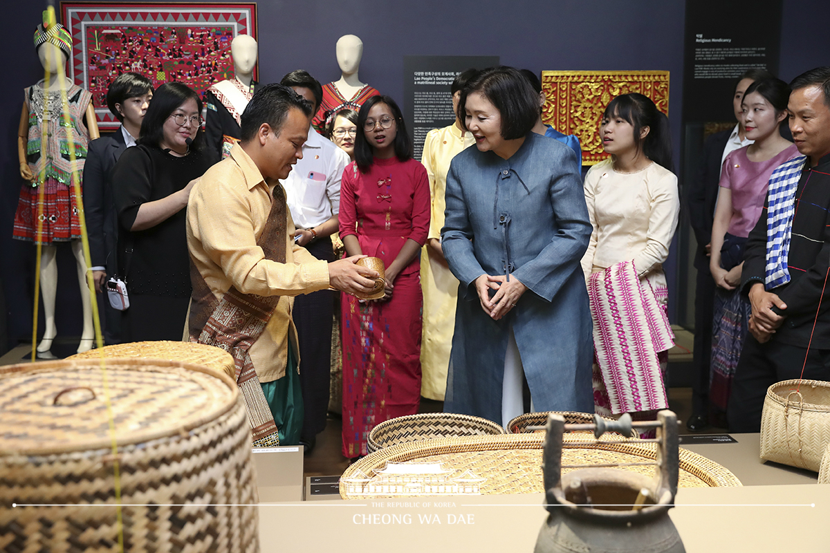 First Lady Kim Jung-sookparticipatinginameetingwithforeignstudentsfromthreeASEANnations–Thailand,MyanmarandLaos–attheASEANCultureHouseinBusan