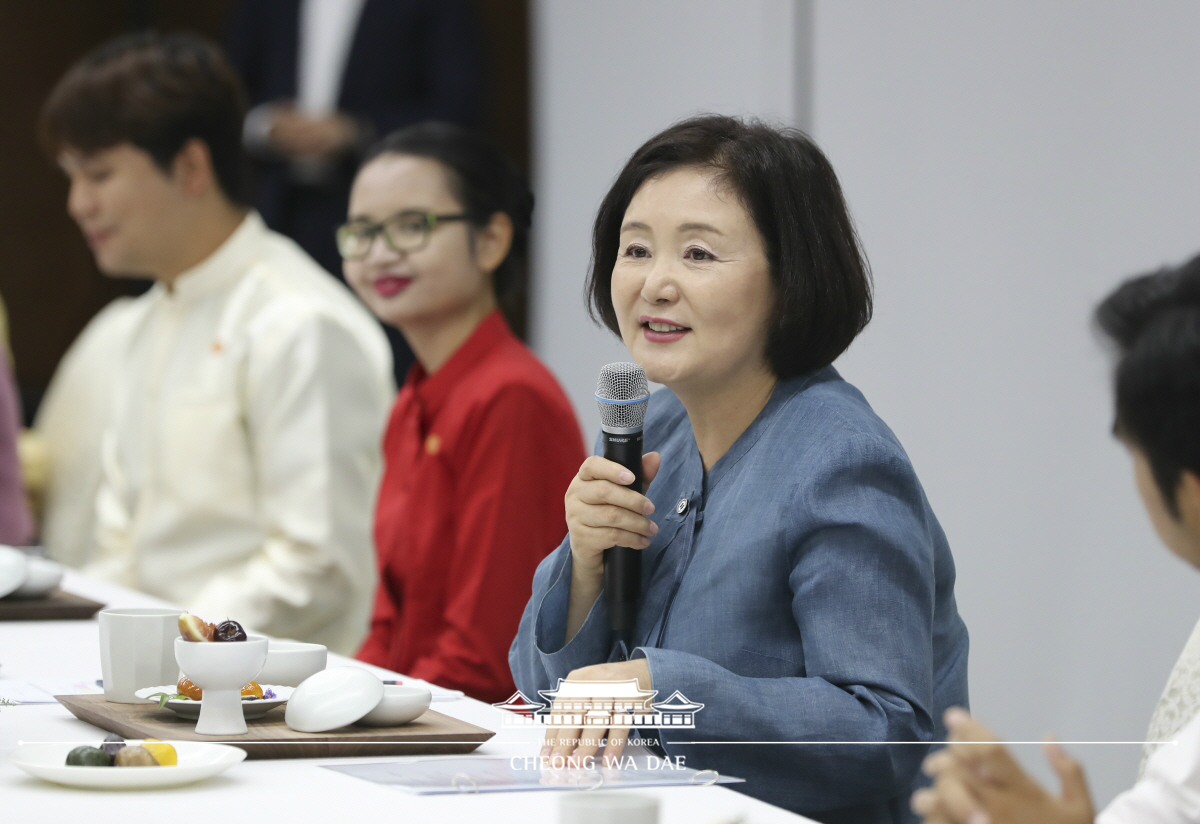 First Lady Kim Jung-sookparticipatinginameetingwithforeignstudentsfromthreeASEANnations–Thailand,MyanmarandLaos–attheASEANCultureHouseinBusan