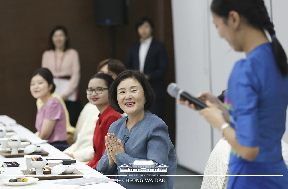 First Lady Kim Jung-sookparticipatinginameetingwithforeignstudentsfromthreeASEANnations–Thailand,MyanmarandLaos–attheASEANCultureHouseinBusan