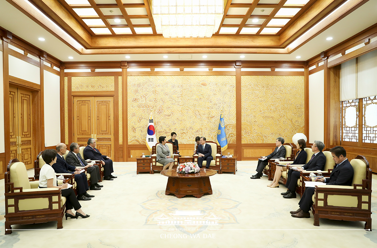 Meeting with Chairperson of the Senate of Uzbekistan Tanzila Norbaeva at Cheong Wa Dae