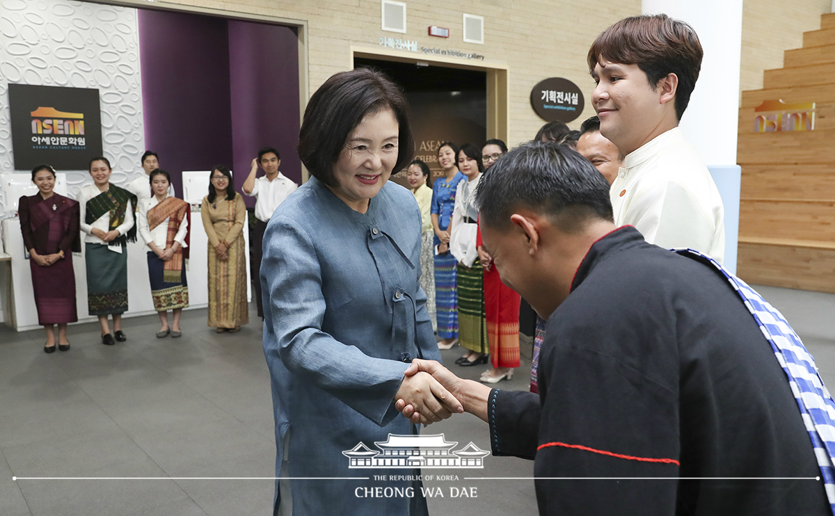 First Lady Kim Jung-sookparticipatinginameetingwithforeignstudentsfromthreeASEANnations–Thailand,MyanmarandLaos–attheASEANCultureHouseinBusan