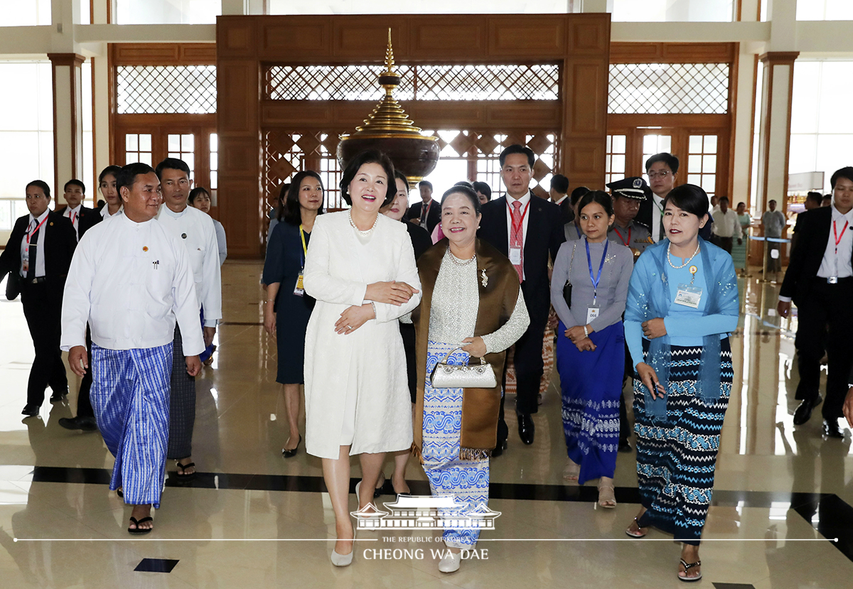 First Lady Kim Jung-sook visiting the National Museum in Nay Pyi Taw, Myanmar 