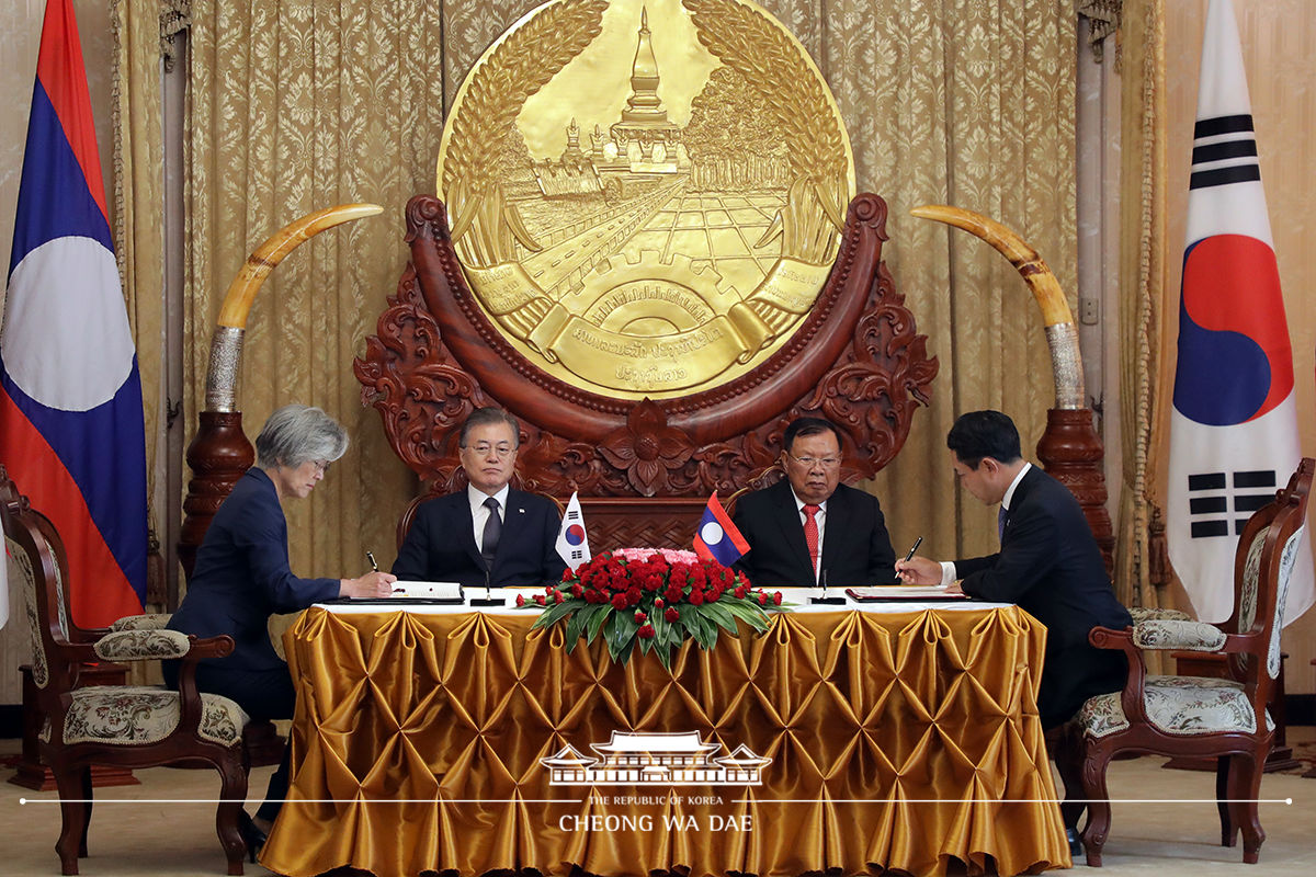 Attending a Korea-Laos MOU signing ceremony held at the Presidential Palace in Viantiane, Laos