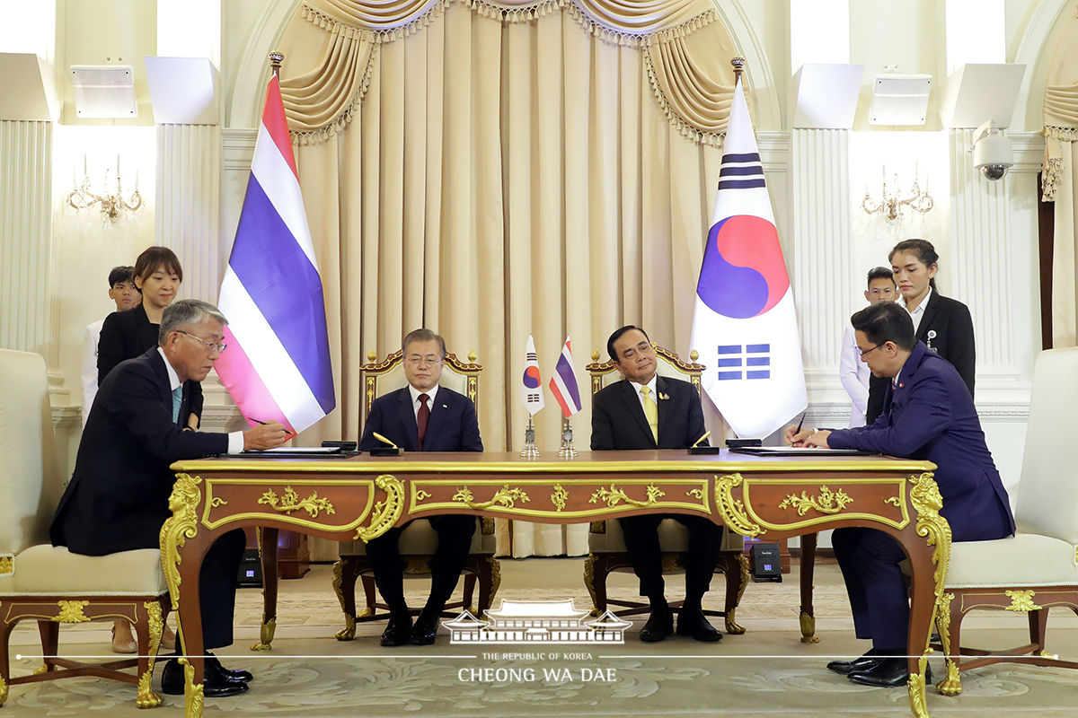 Attending a Korea-Thailand MOU signing ceremony in 