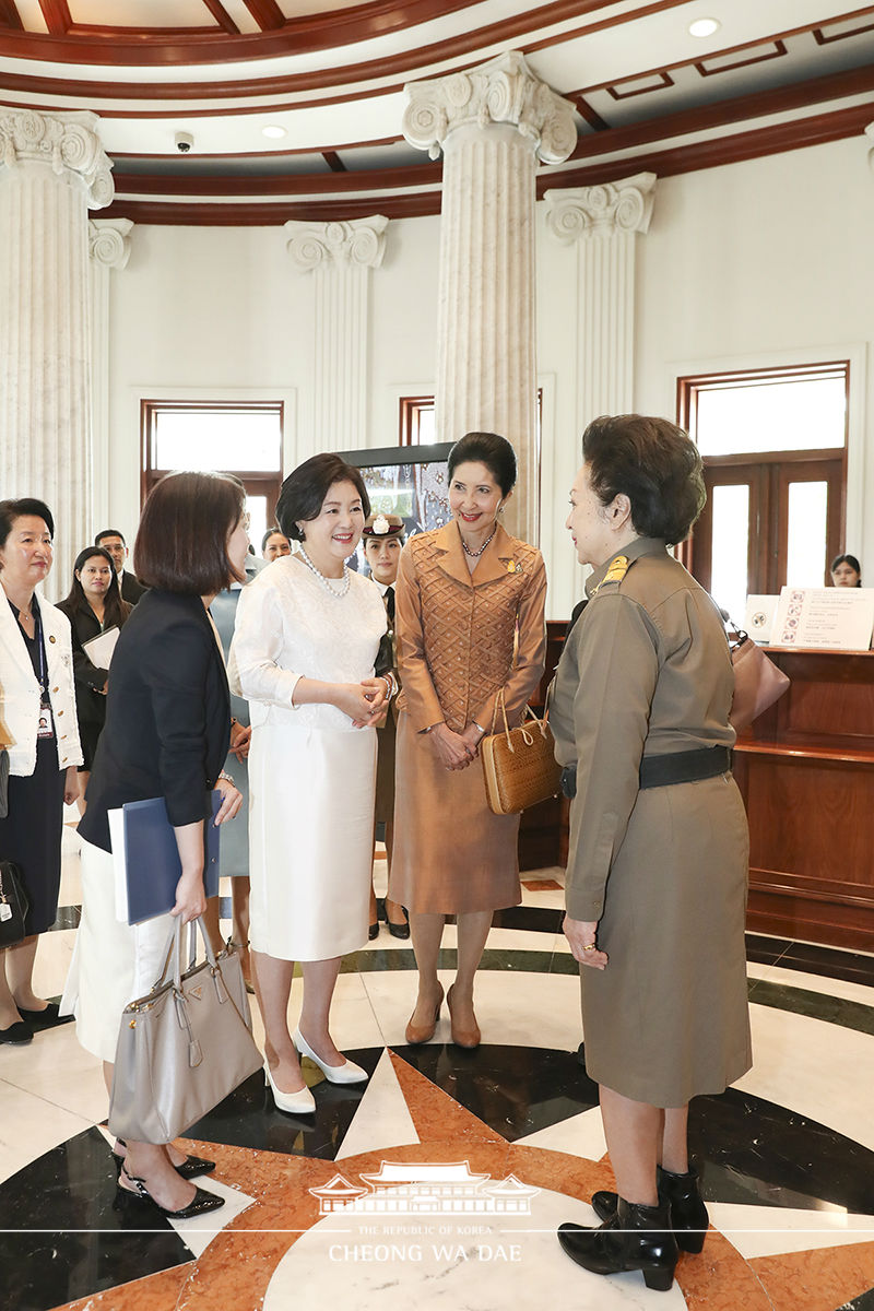 First Lady Kim Jung-sook visiting the Queen Sirikit Museum of Textiles in Bangkok 