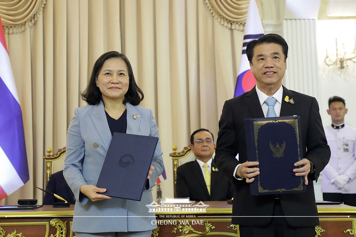 Attending a Korea-Thailand MOU signing ceremony in 