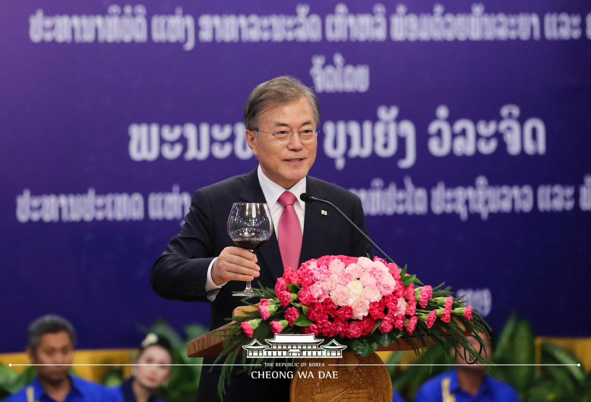 Attending the state dinner hosted by Lao President Bounnhang Vorachith at the Presidential Palace in Vientiane, Laos