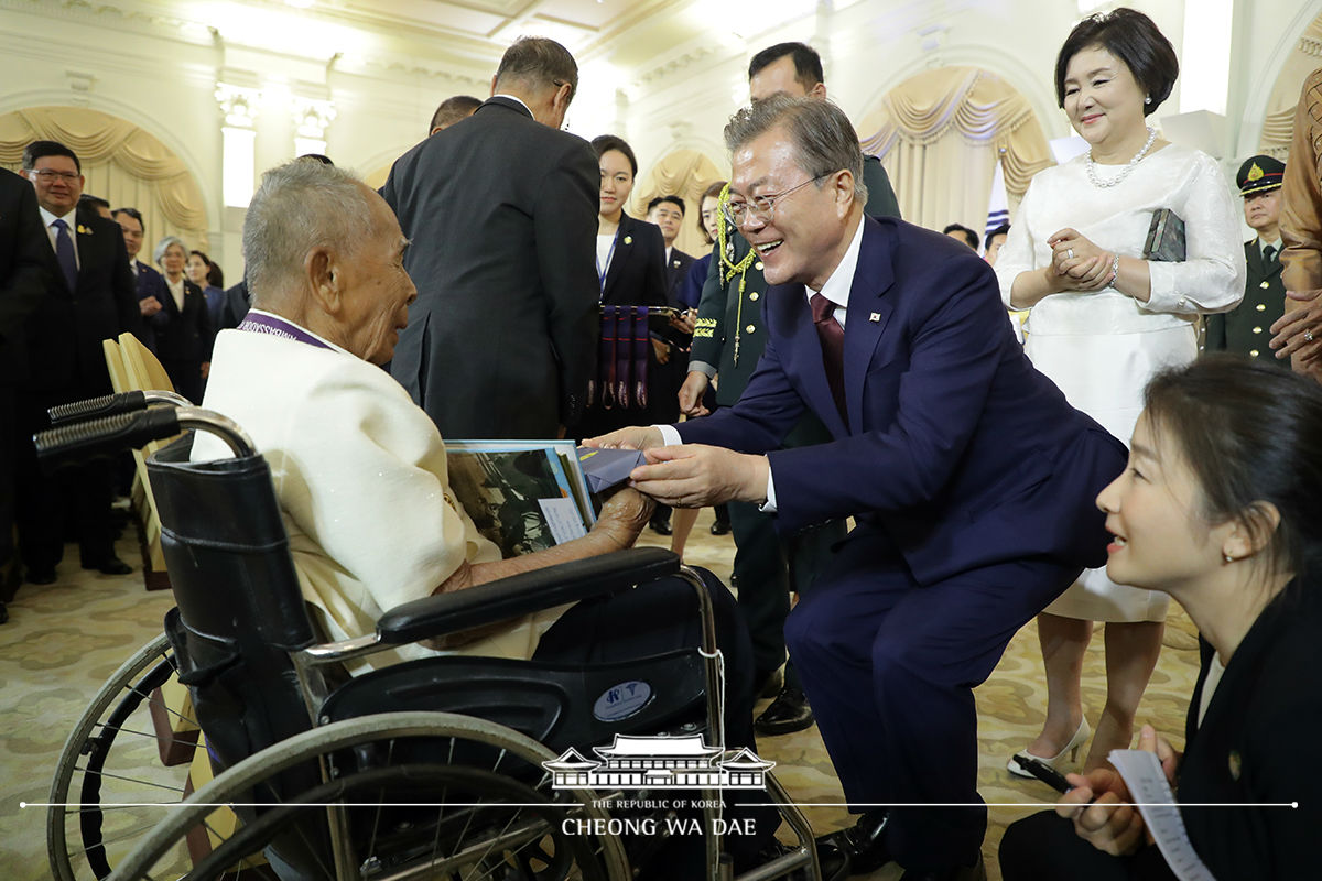 Meeting with some of Thailand’s Korean War veterans at the Office of the Prime Minister in Bangkok 