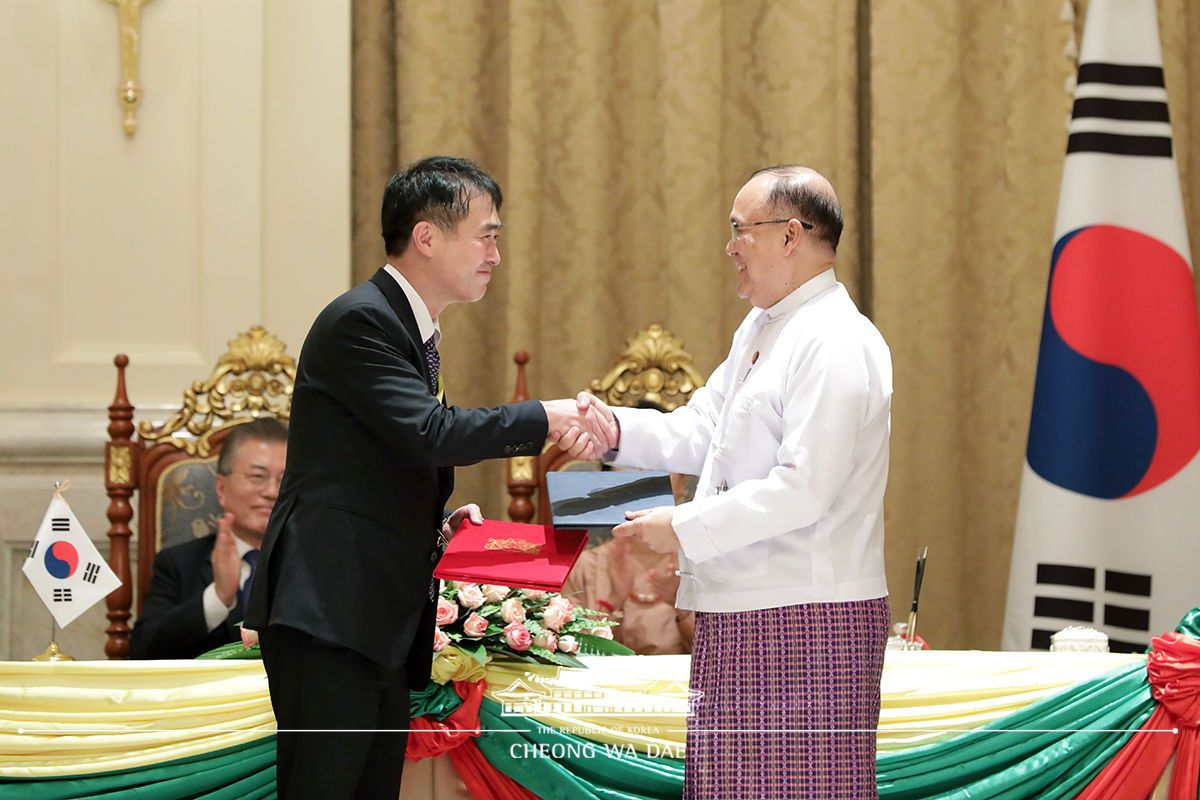Attending the MOU and agreement signing ceremony between Korea and Myanmar at the Presidential Palace in Nay Pyi Taw 
