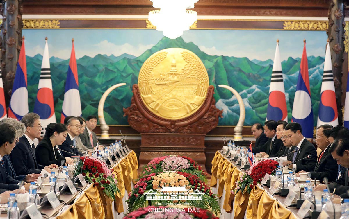 Attending the Korea-Laos summit at the Presidential Palace in Vientiane