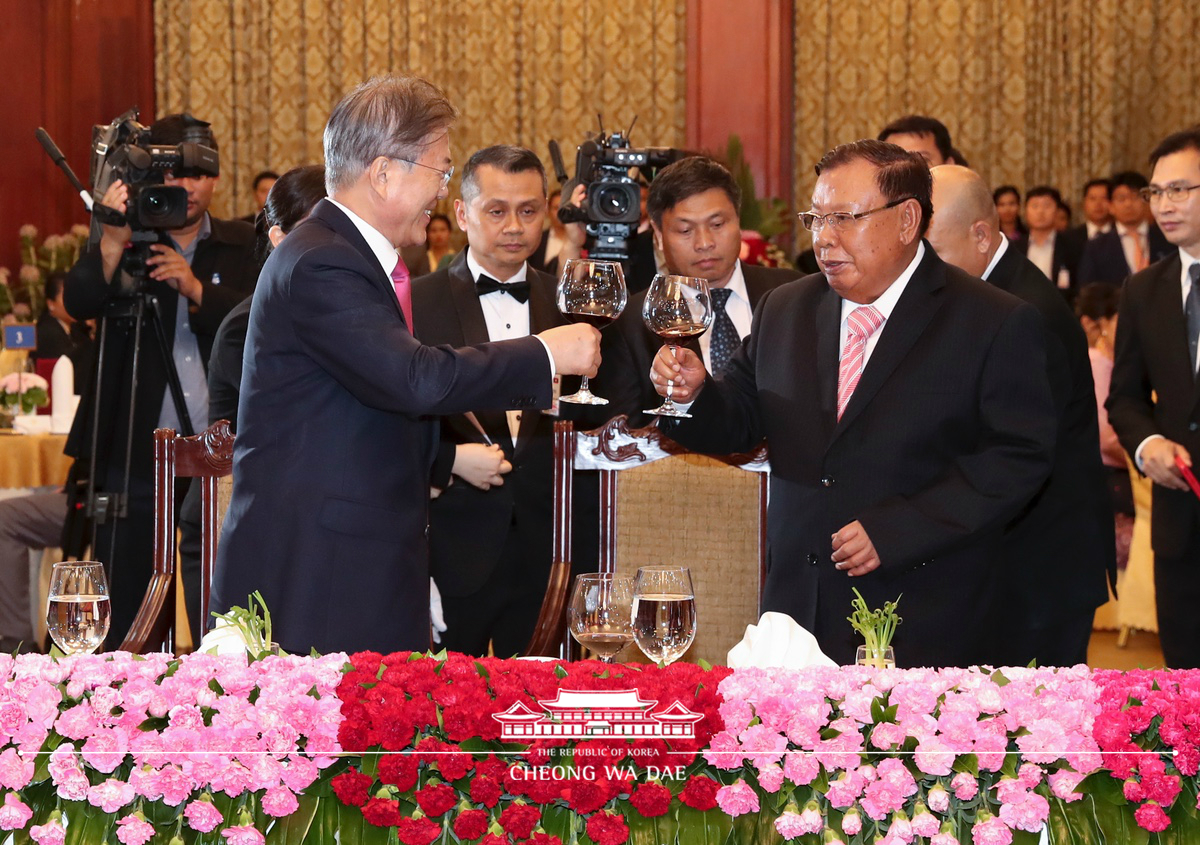 Attending the state dinner hosted by Lao President Bounnhang Vorachith at the Presidential Palace in Vientiane, Laos