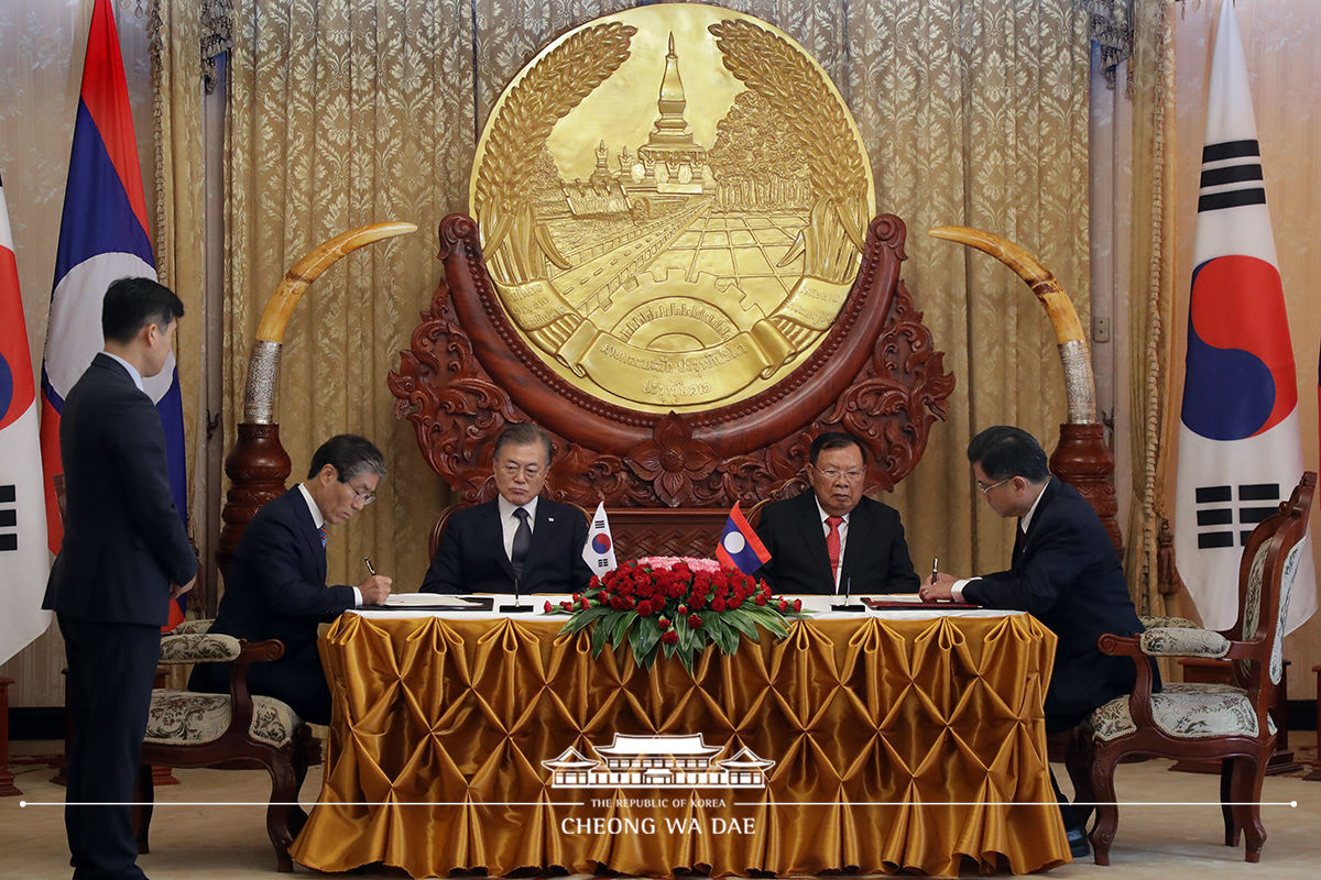 Attending a Korea-Laos MOU signing ceremony held at the Presidential Palace in Viantiane, Laos