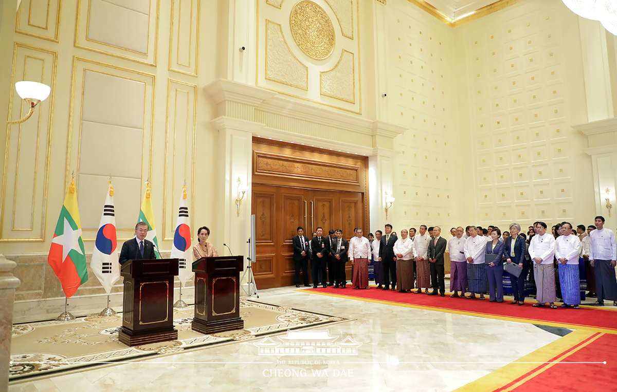 Attending a joint press conference following the Korea-Myanmar summit 