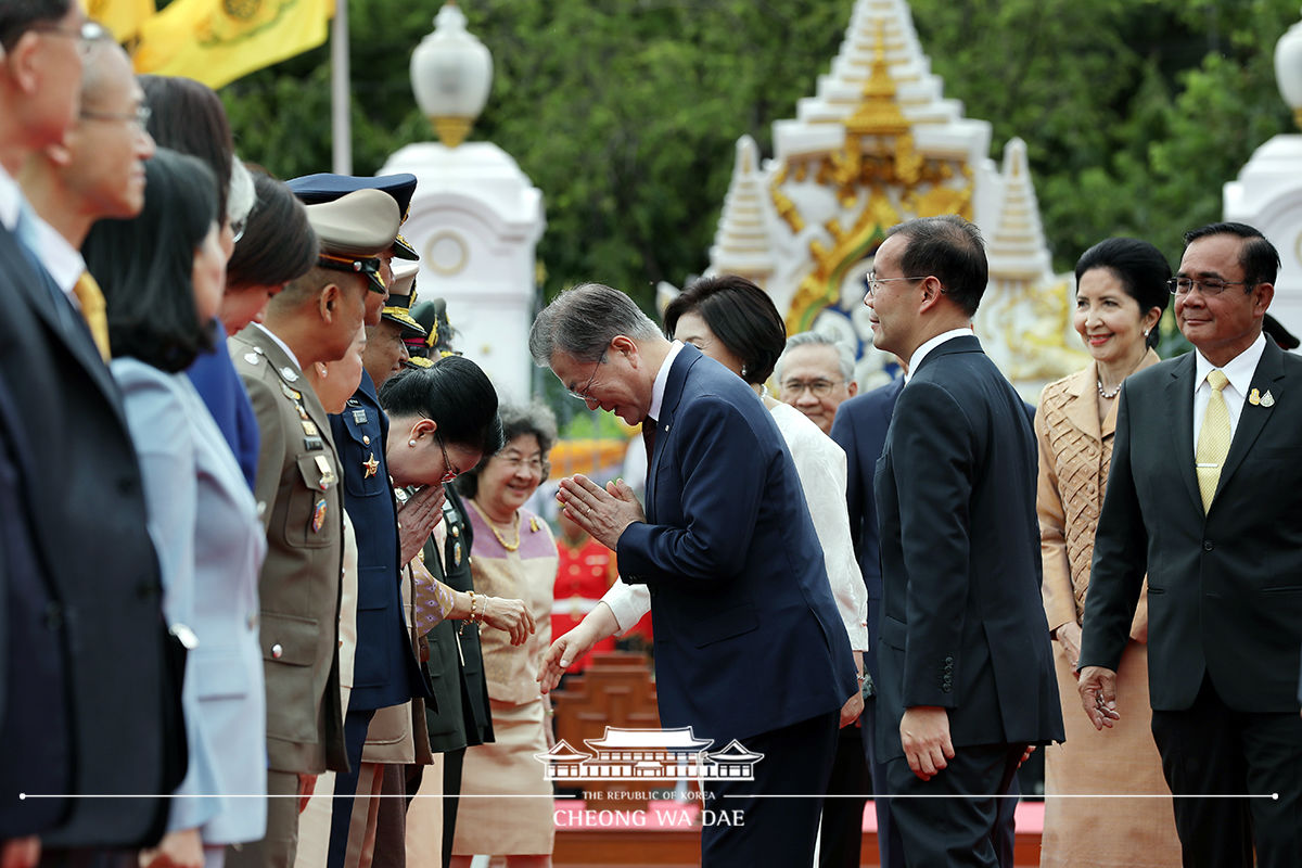 Attending the welcoming ceremony for the official visit to Thailand 