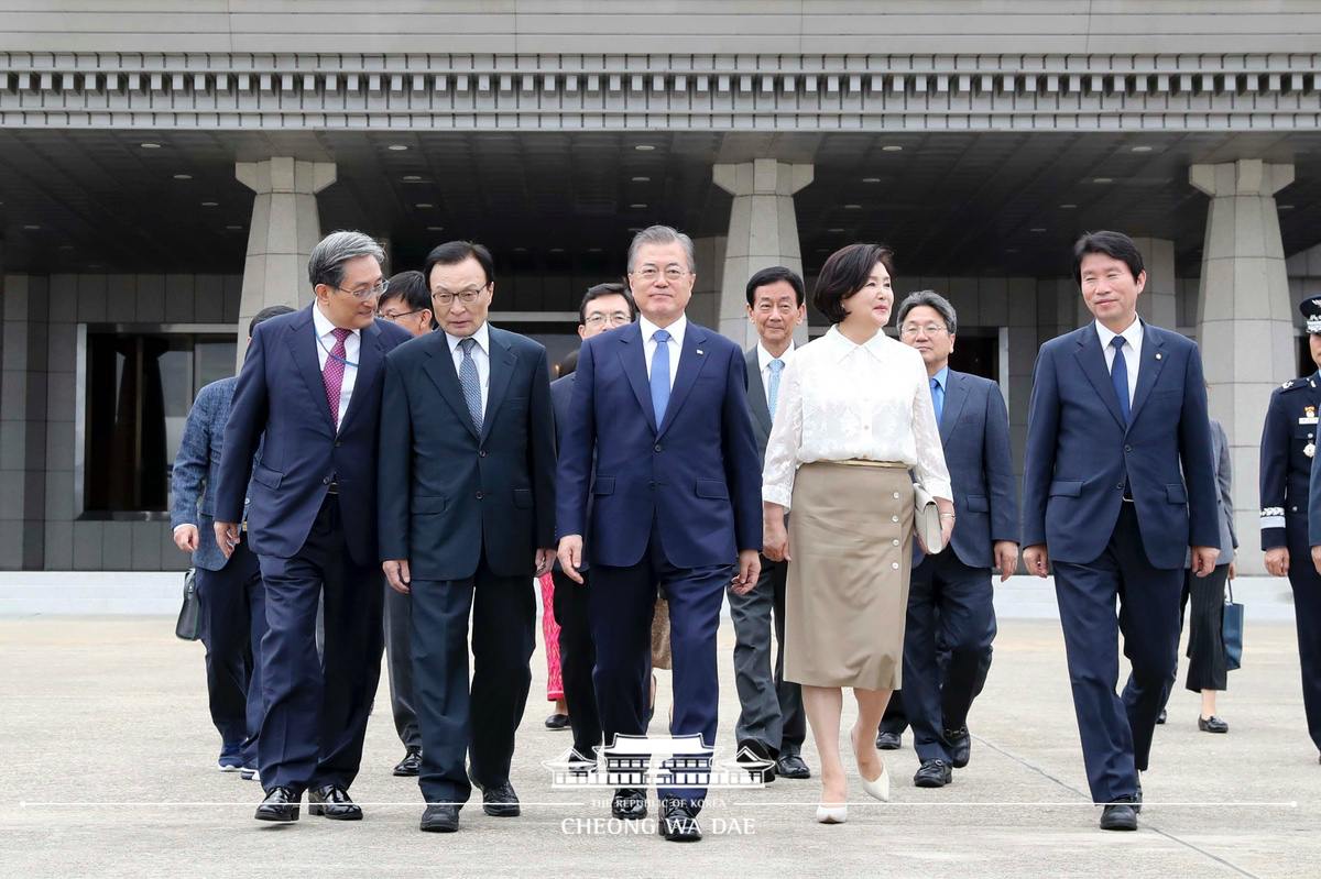 Departing from Seoul Air Base for visits to Thailand, Myanmar and Laos 