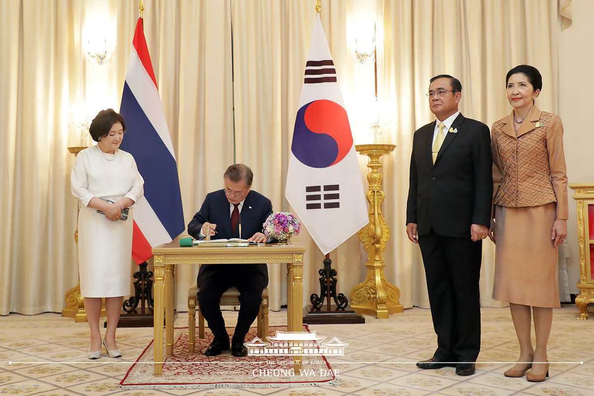 Signing the guestbook and holding one-on-one talks with Thai Prime Minister Prayut Chan-o-cha 