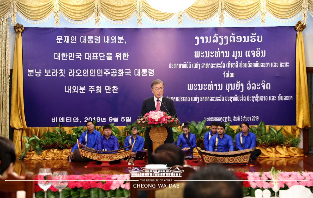 Attending the state dinner hosted by Lao President Bounnhang Vorachith at the Presidential Palace in Vientiane, Laos