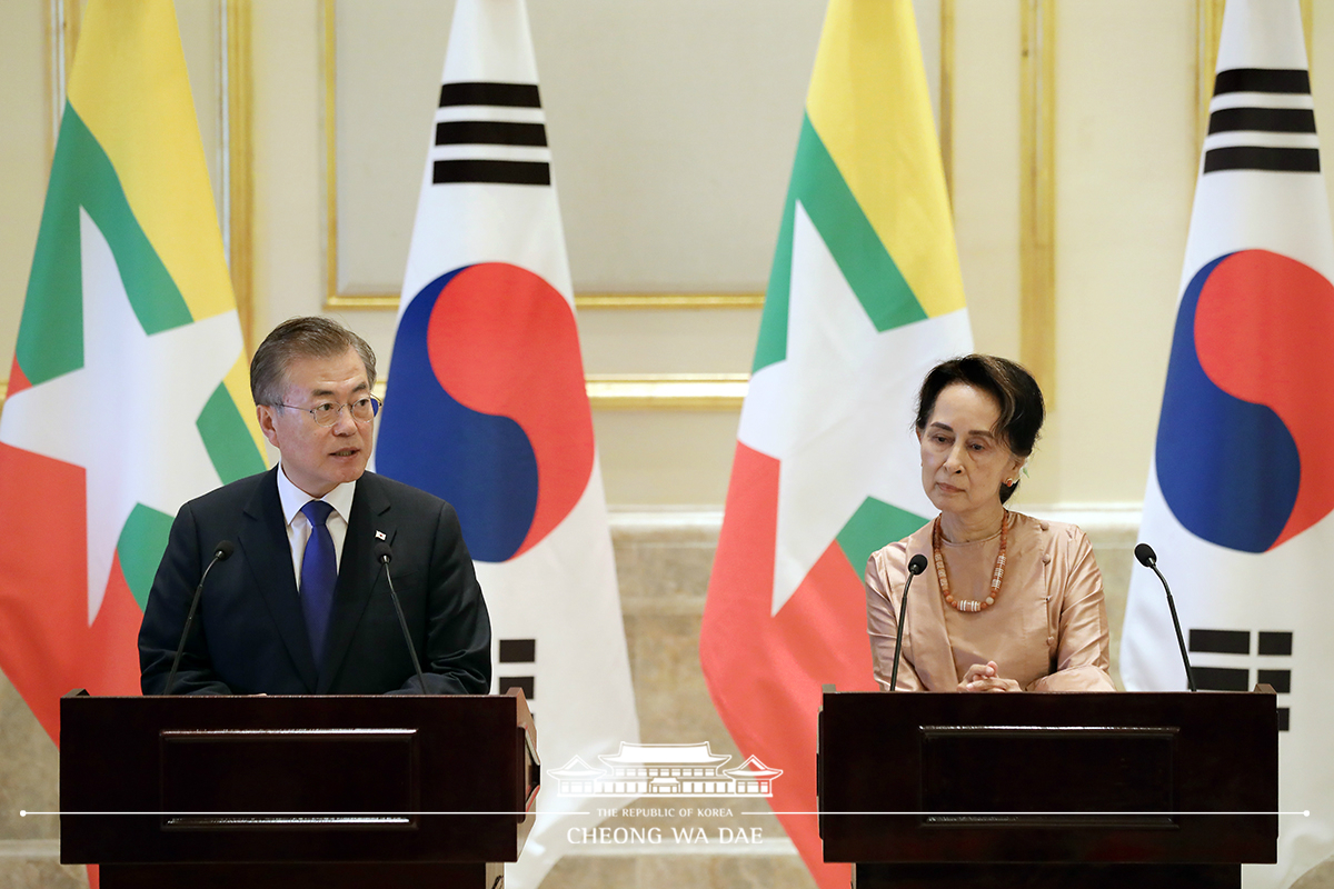 Attending a joint press conference following the Korea-Myanmar summit 