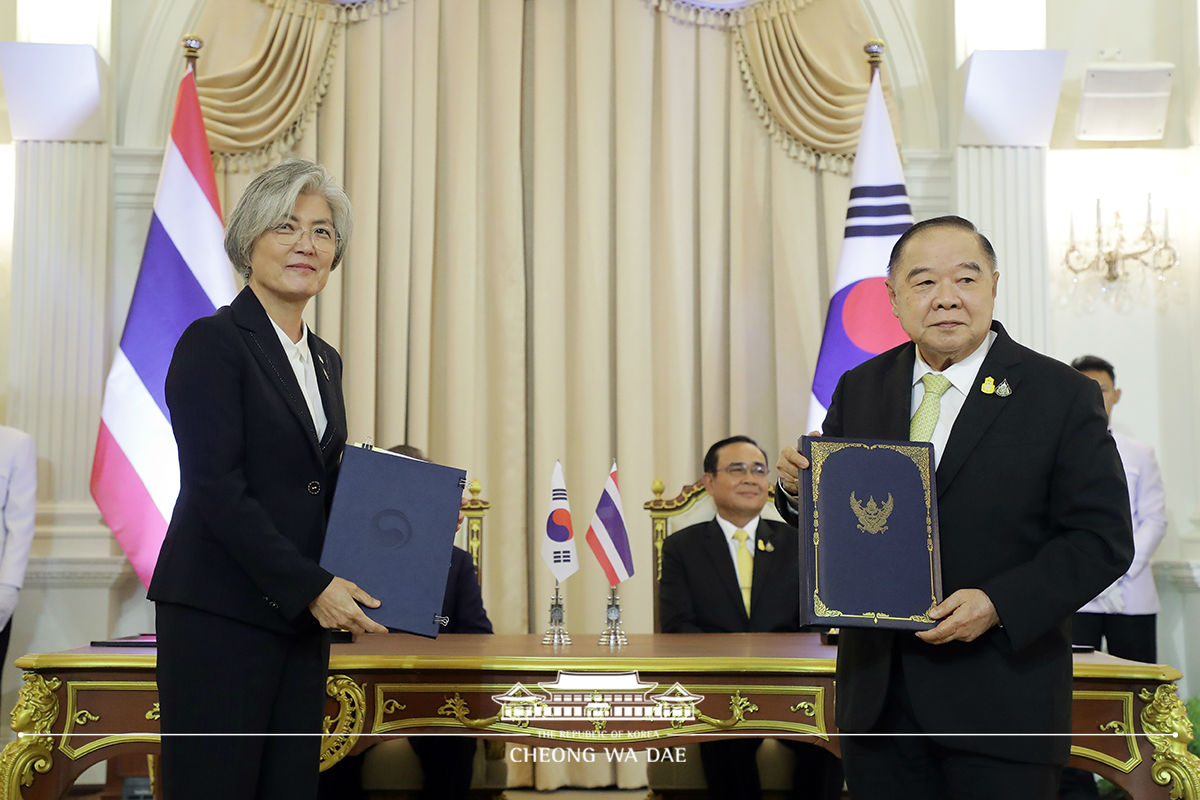 Attending a Korea-Thailand MOU signing ceremony in 
