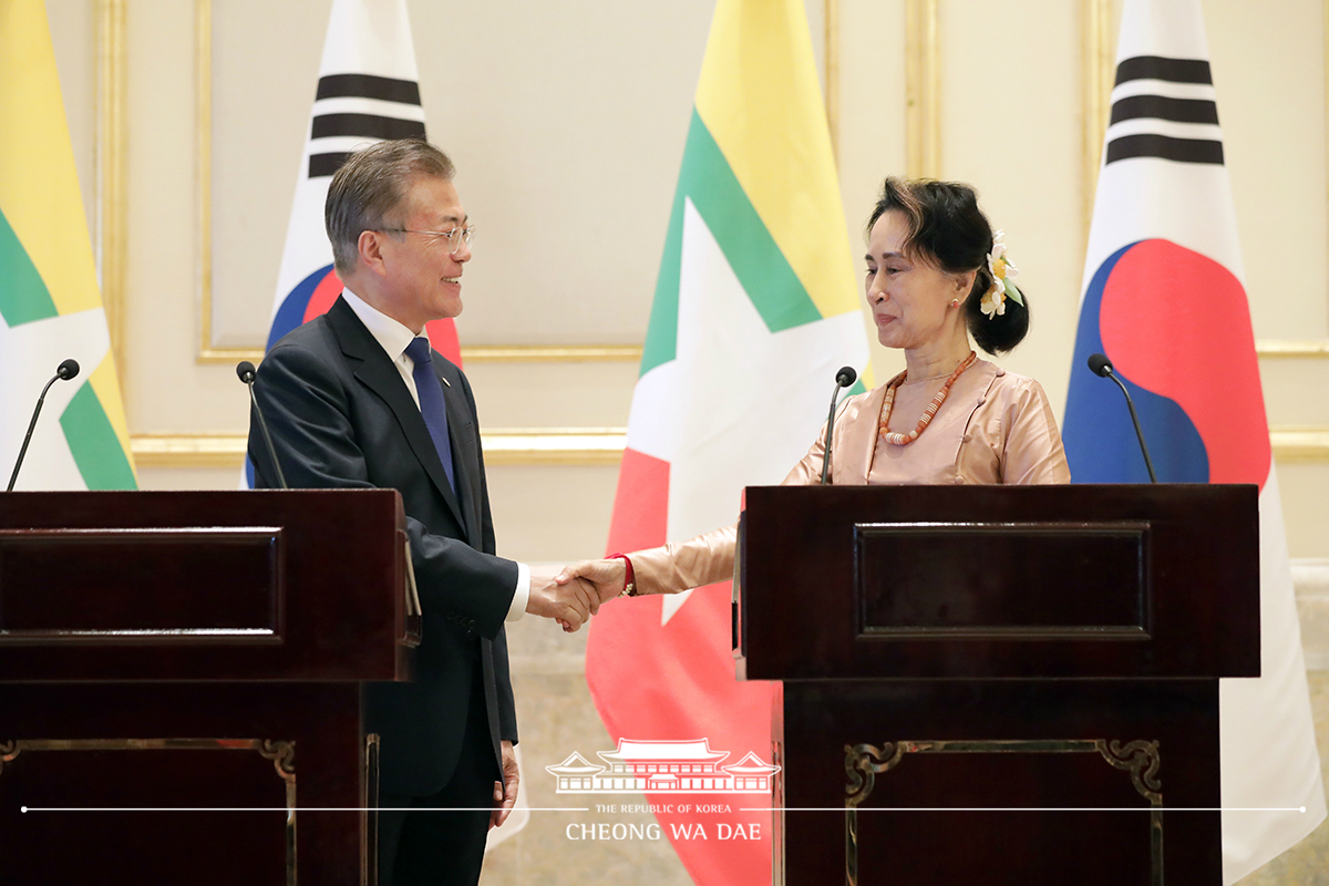 Attending a joint press conference following the Korea-Myanmar summit 