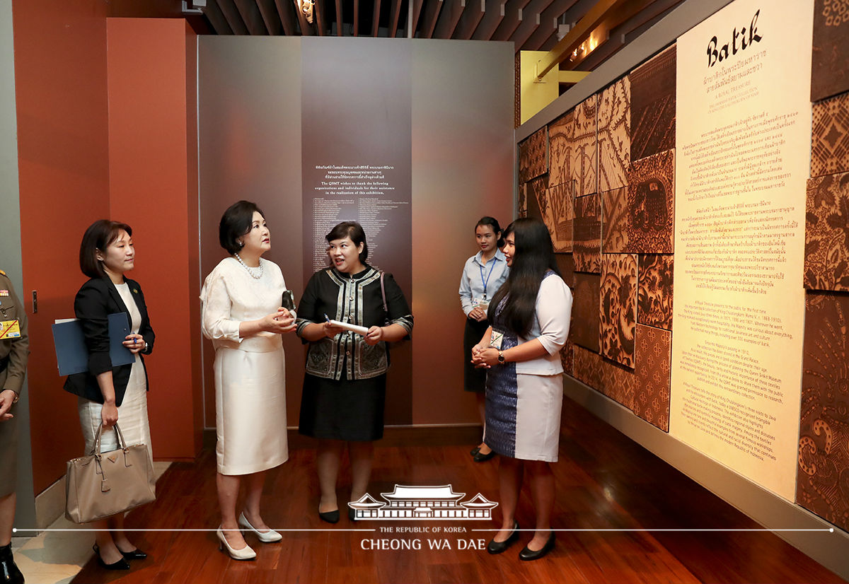 First Lady Kim Jung-sook visiting the Queen Sirikit Museum of Textiles in Bangkok 