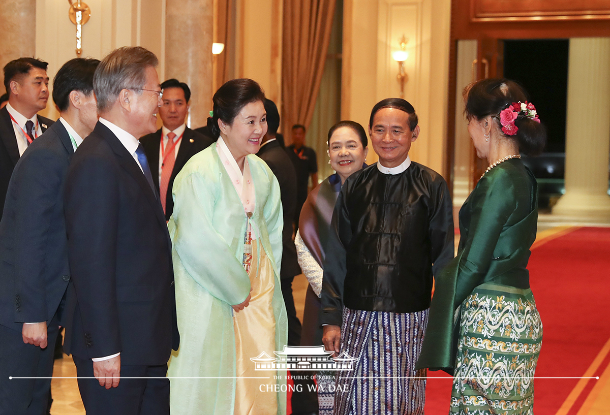 Attending a state dinner hosted by President U Win Myint of Myanmar 