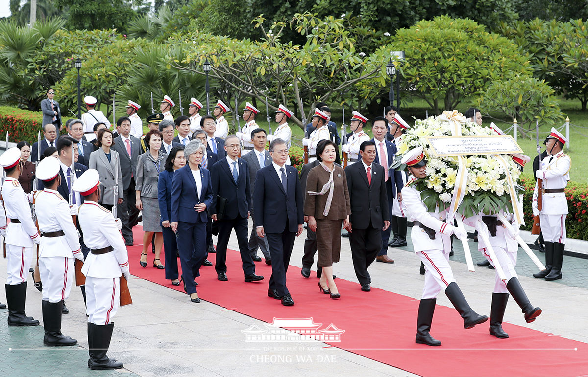 Laying a wreath at the Unknown Soldier’s Monument in Vientiane, Laos