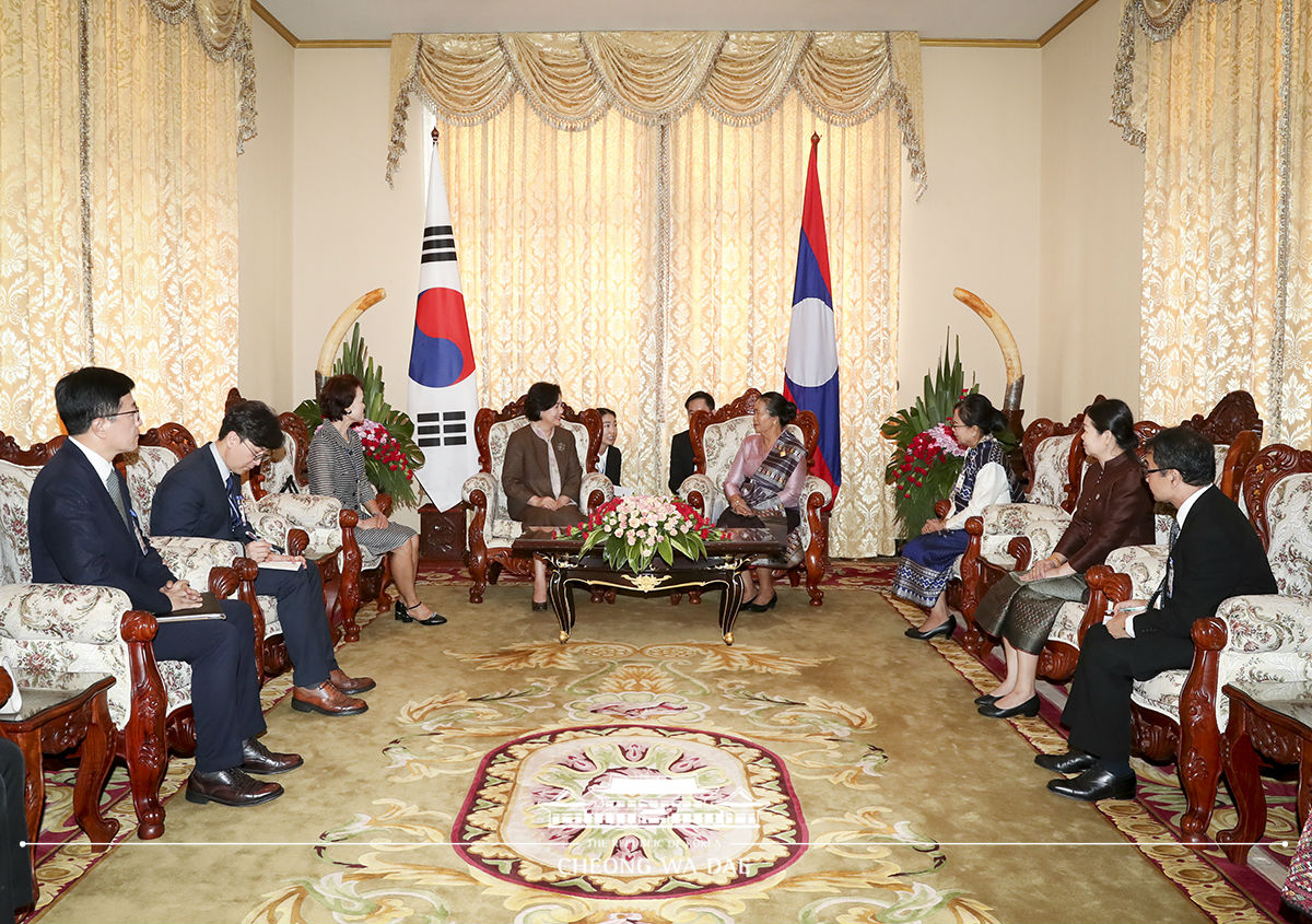 First Lady Kim Jung-sook meeting with Lao First Lady Khammeung Vorachith at the Presidential Palace in Viantiane, Laos