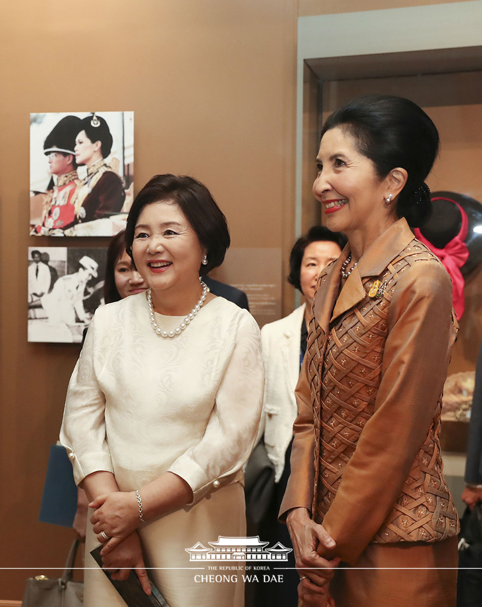 First Lady Kim Jung-sook visiting the Queen Sirikit Museum of Textiles in Bangkok 