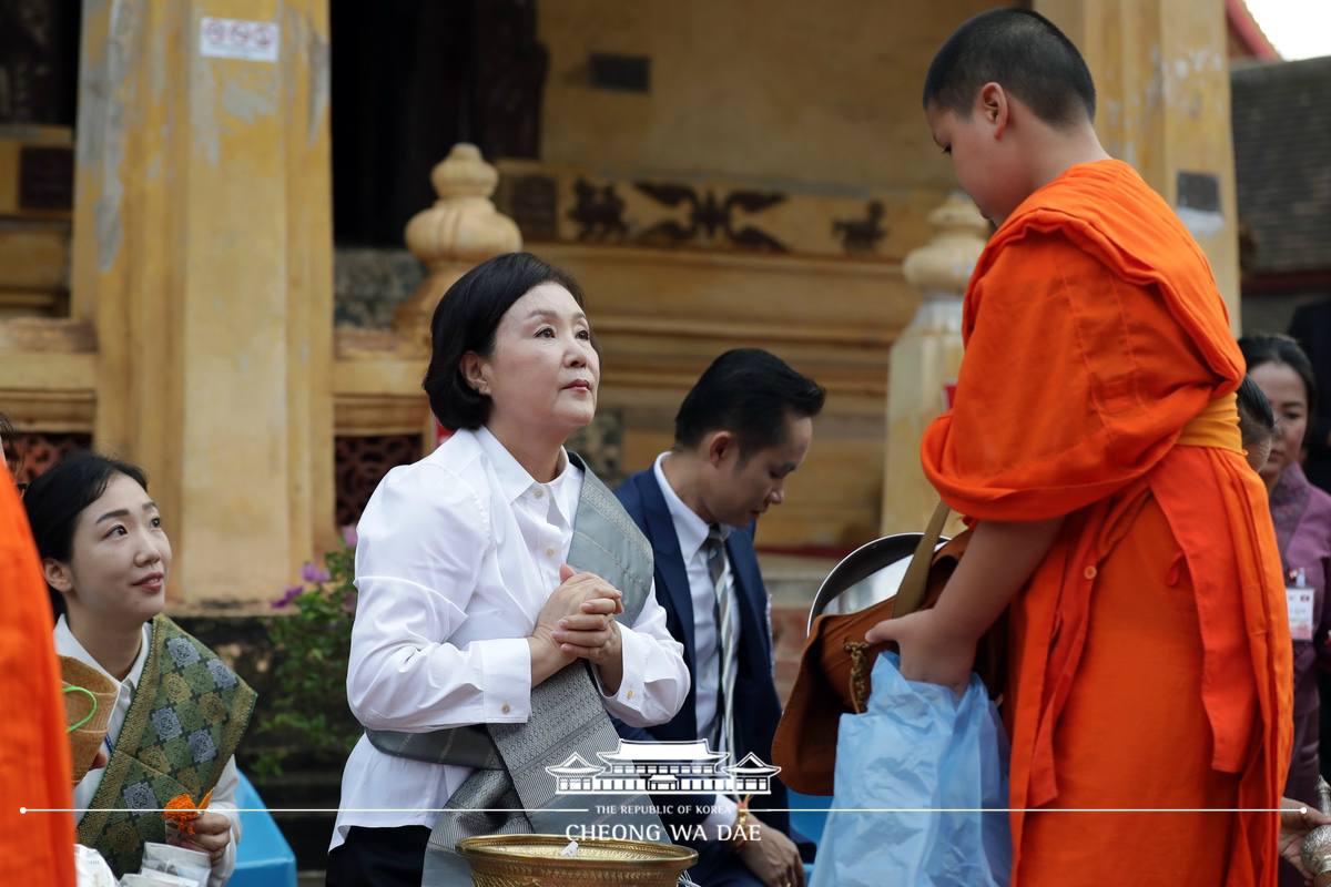 First Lady Kim Jung-sook making an offering to mendicant monks at the Sisaket Temple in Vientiane, Laos 