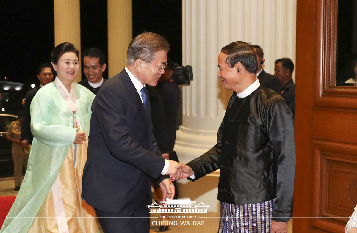 Attending a state dinner hosted by President U Win Myint of Myanmar 