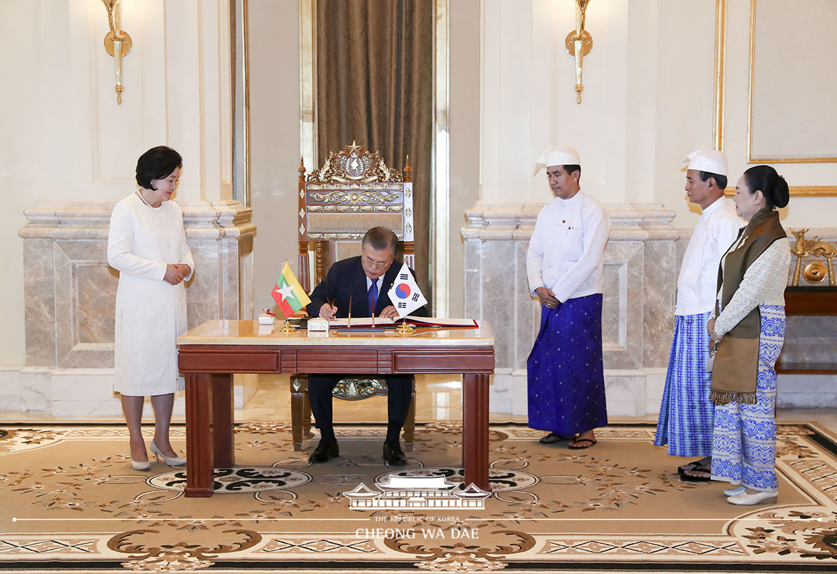 Signing the guestbook and posing for commemorative photos at the Presidential Palace in Nay Pyi Taw, Myanmar 