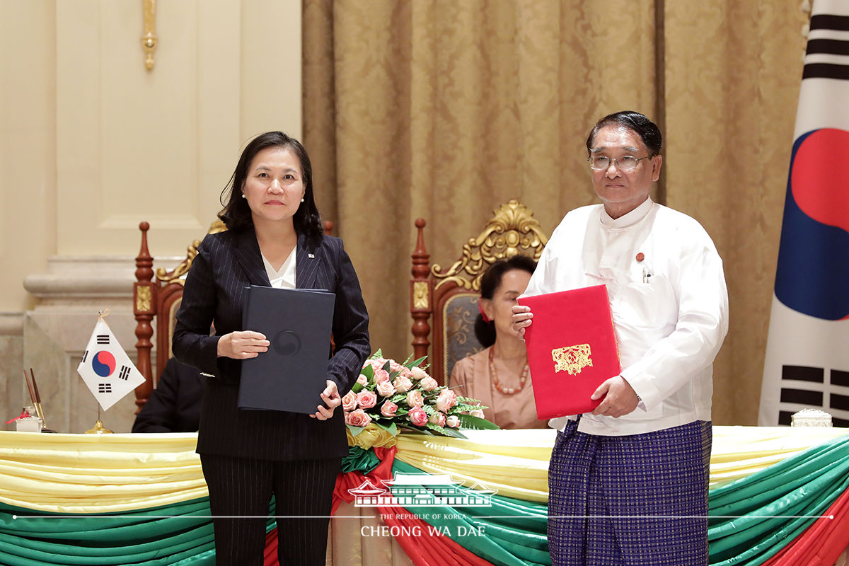 Attending the MOU and agreement signing ceremony between Korea and Myanmar at the Presidential Palace in Nay Pyi Taw 