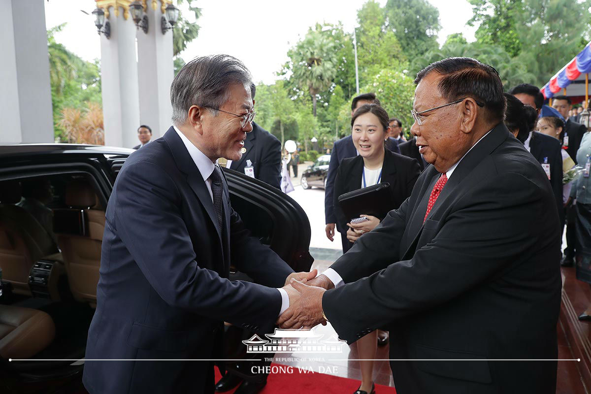 Attending the official welcoming ceremony at the Presidential Palace in Vientiane, Laos