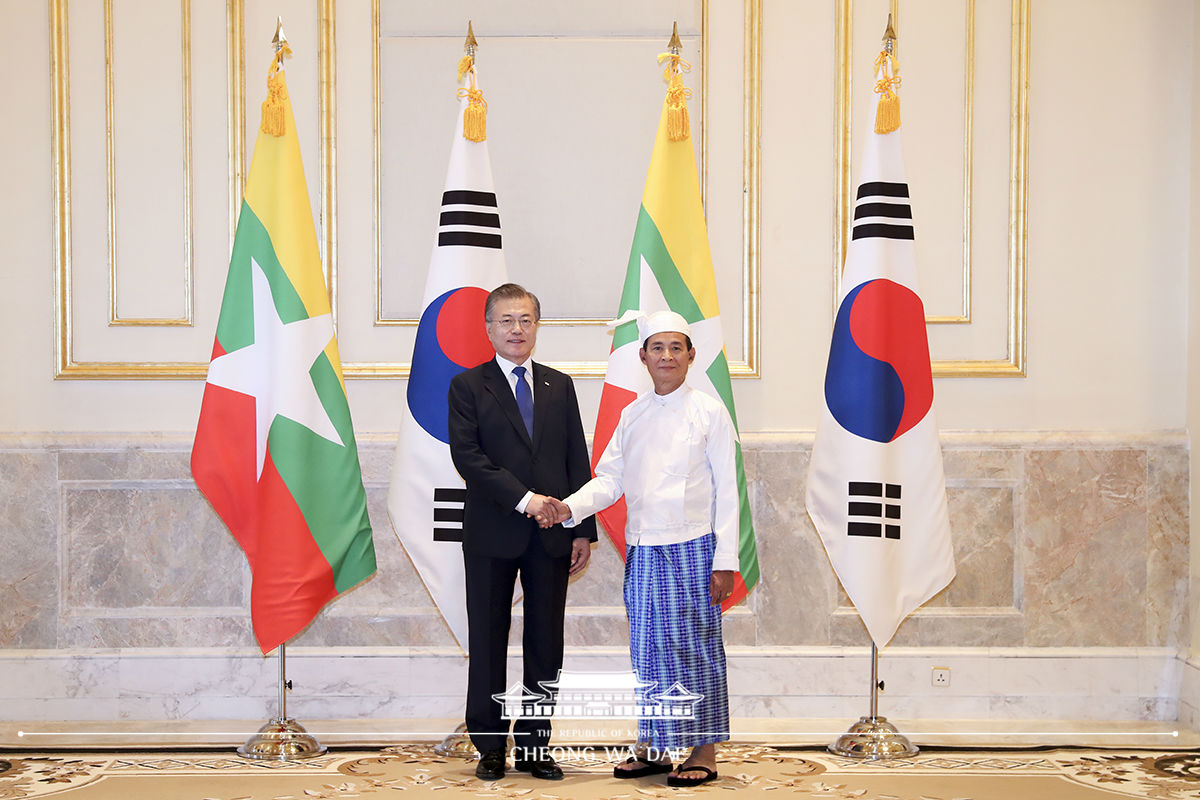 Signing the guestbook and posing for commemorative photos at the Presidential Palace in Nay Pyi Taw, Myanmar 