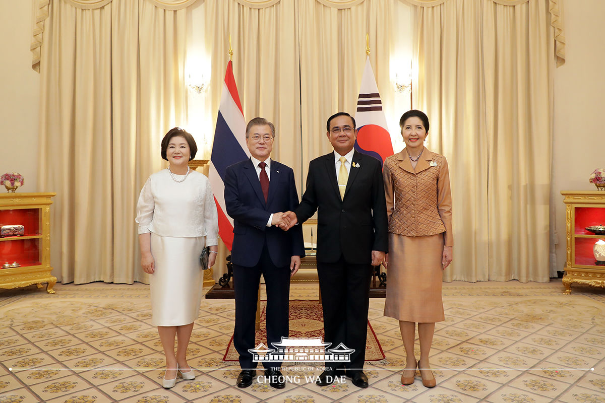 Signing the guestbook and holding one-on-one talks with Thai Prime Minister Prayut Chan-o-cha 
