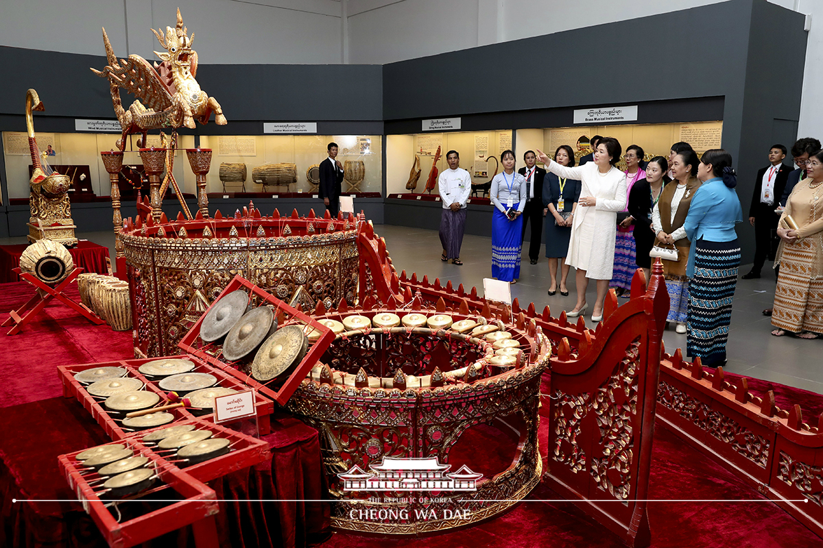 First Lady Kim Jung-sook visiting the National Museum in Nay Pyi Taw, Myanmar 