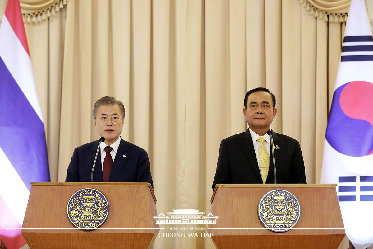 Holding a joint press conference following the Korea-Thailand summit in Bangkok 