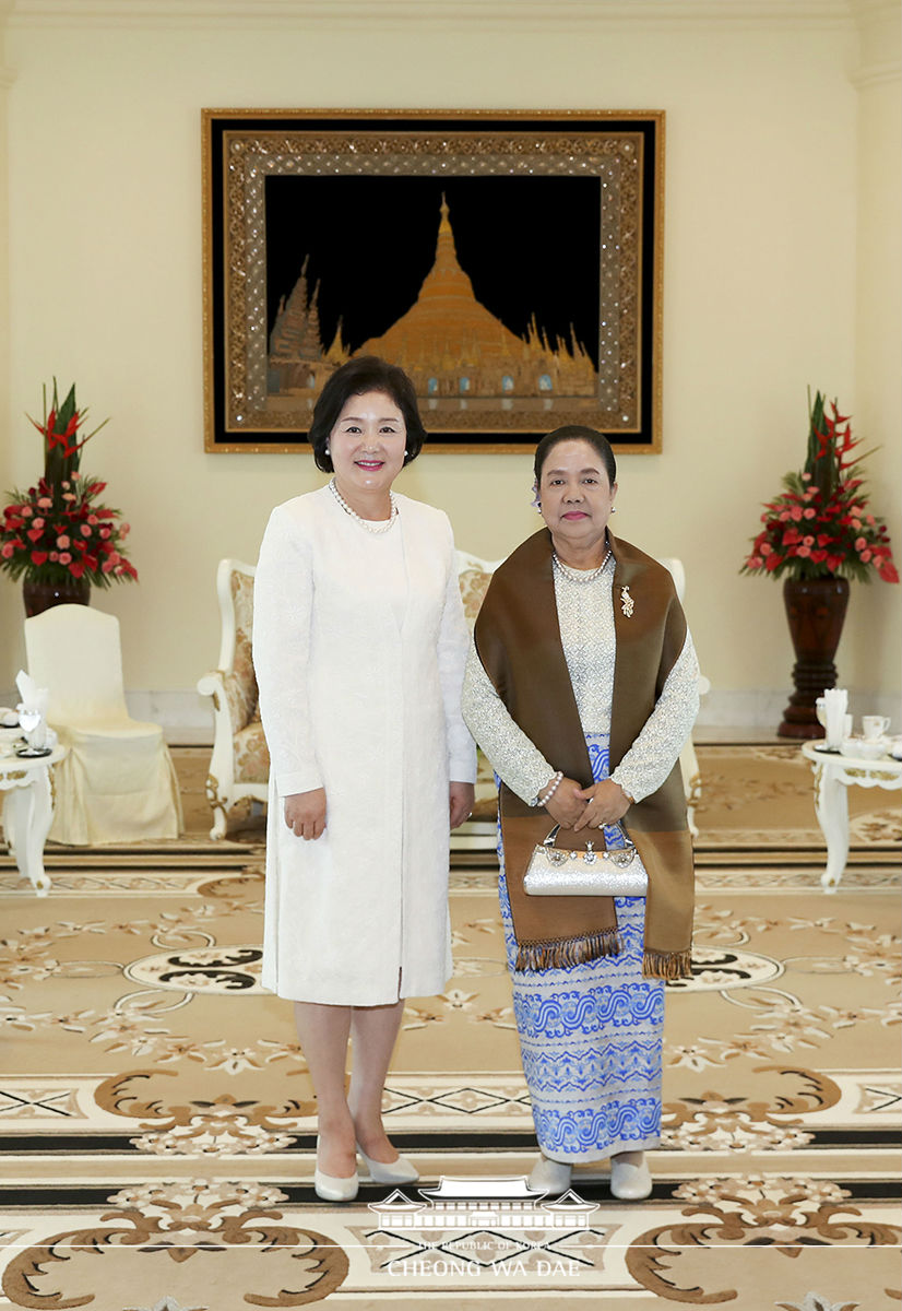 First Lady Kim Jung-sook meeting with Myanmar’s First Lady Daw Cho Cho at the Presidential Palace in Nay Pyi Taw, Myanmar 