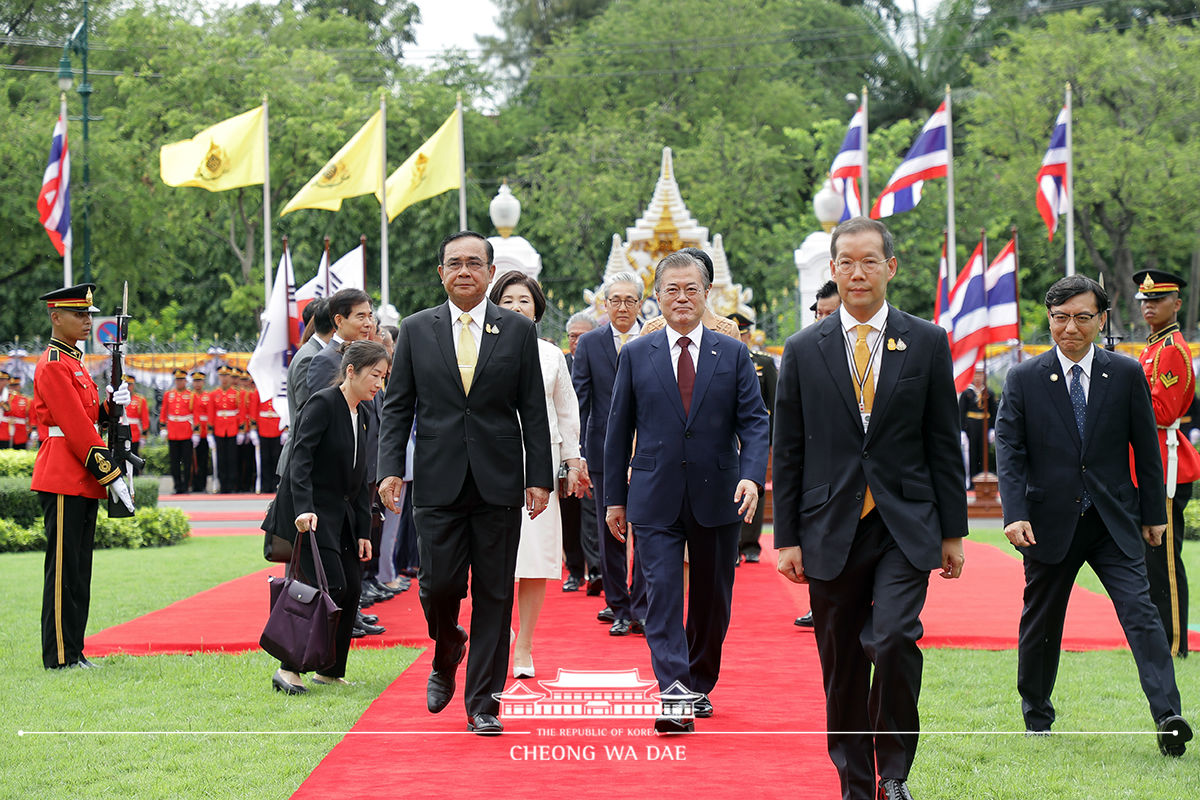 Attending the welcoming ceremony for the official visit to Thailand 