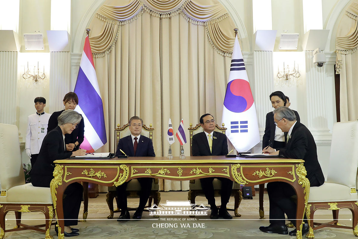 Attending a Korea-Thailand MOU signing ceremony in 