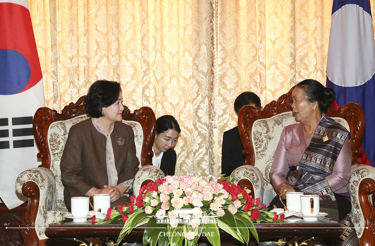 First Lady Kim Jung-sook meeting with Lao First Lady Khammeung Vorachith at the Presidential Palace in Viantiane, Laos