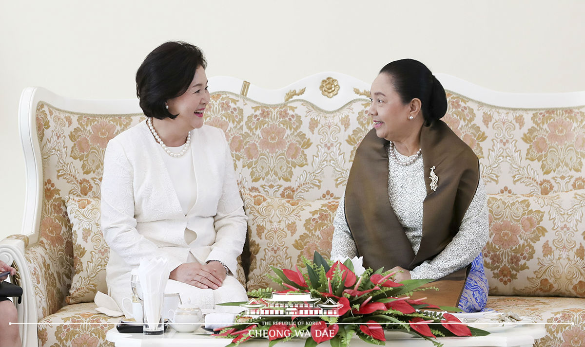 First Lady Kim Jung-sook meeting with Myanmar’s First Lady Daw Cho Cho at the Presidential Palace in Nay Pyi Taw, Myanmar 