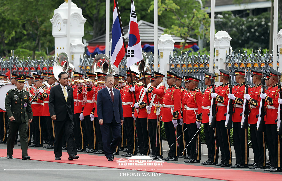 Attending the welcoming ceremony for the official visit to Thailand 