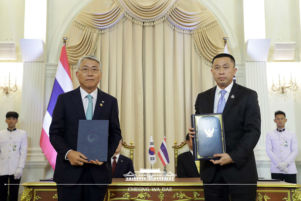 Attending a Korea-Thailand MOU signing ceremony in 
