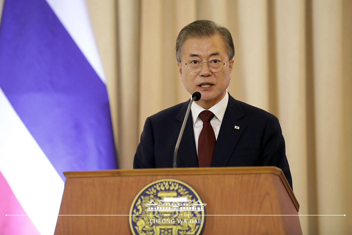 Holding a joint press conference following the Korea-Thailand summit in Bangkok 