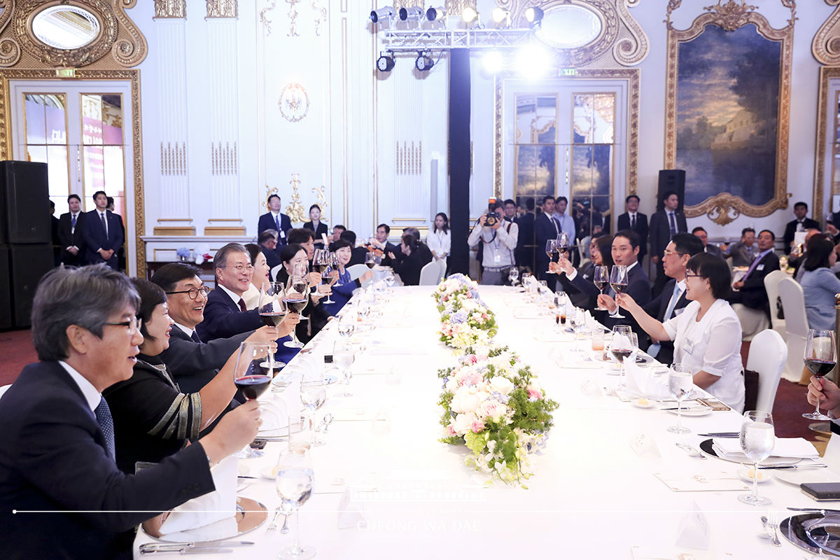 Meeting with members of the Korean community in Thailand at the Mandarin Oriental Hotel in Bangkok 