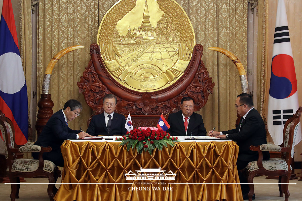 Attending a Korea-Laos MOU signing ceremony held at the Presidential Palace in Viantiane, Laos