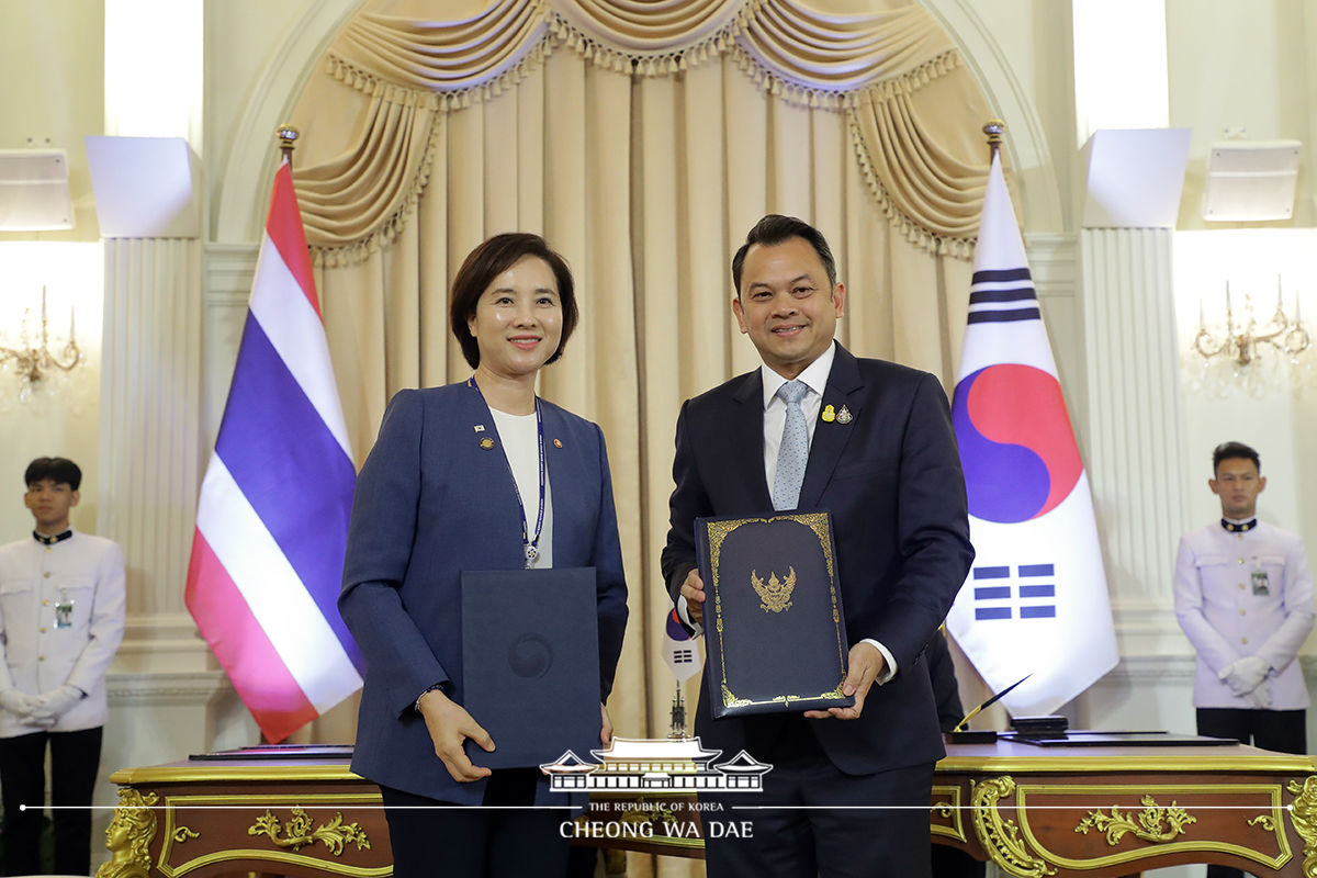 Attending a Korea-Thailand MOU signing ceremony in 